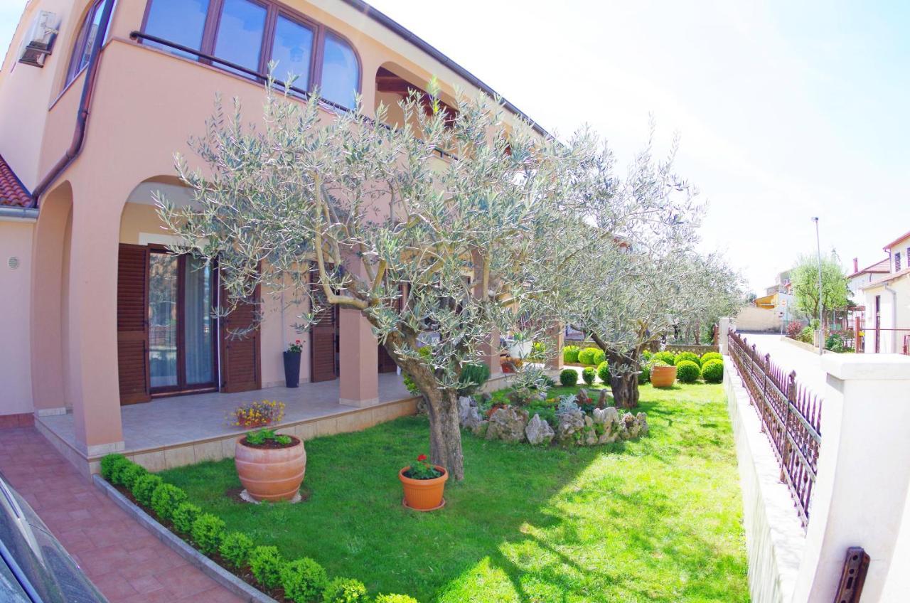 Apartments Tina & Denis Pula Exterior photo