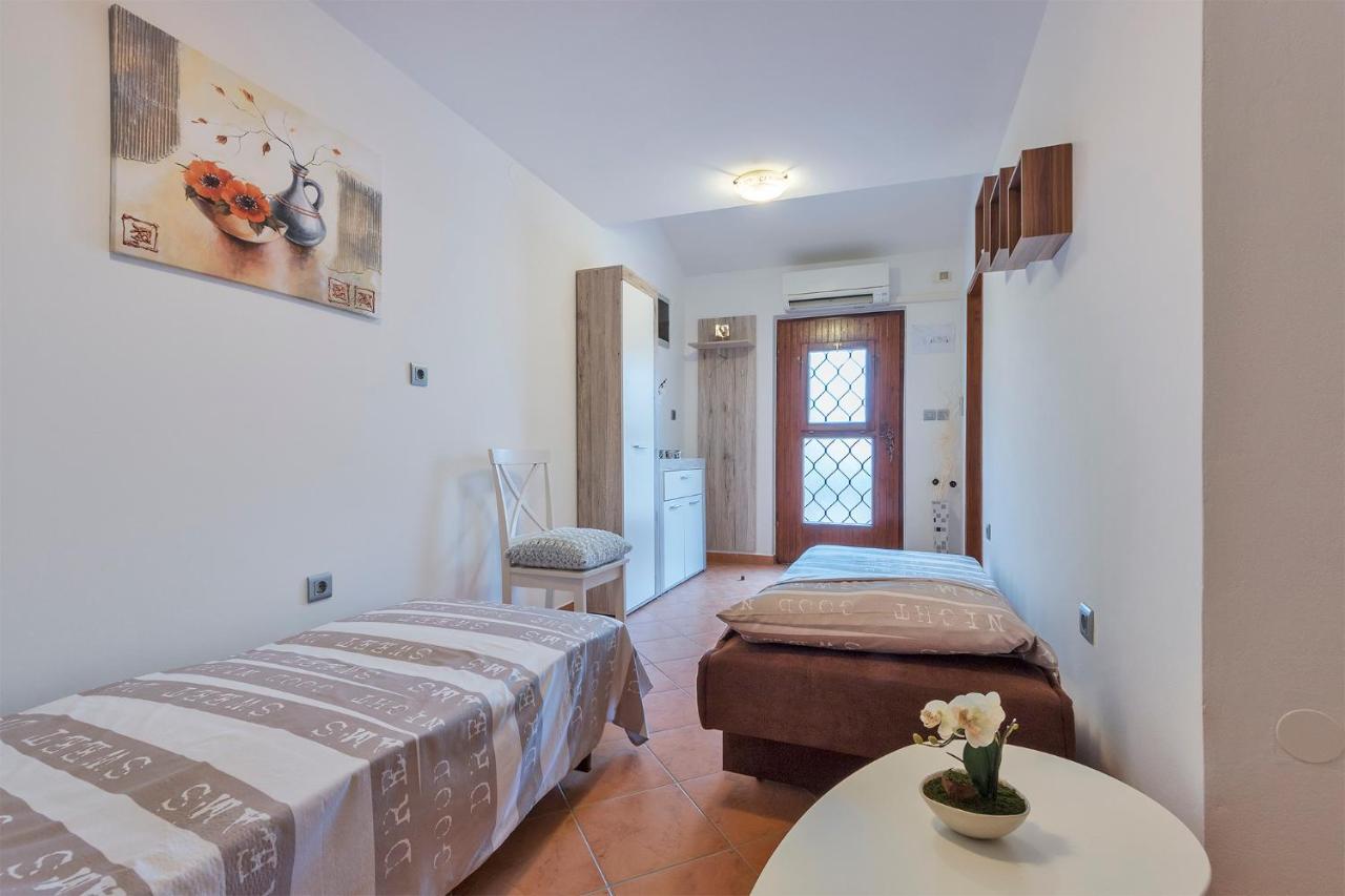 Apartments Tina & Denis Pula Exterior photo